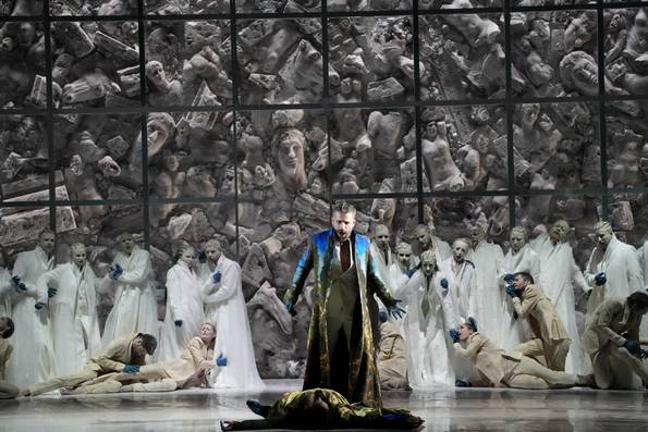 Король (Э.Скала) в оперной картине с участием хористов и танцовщиков.  