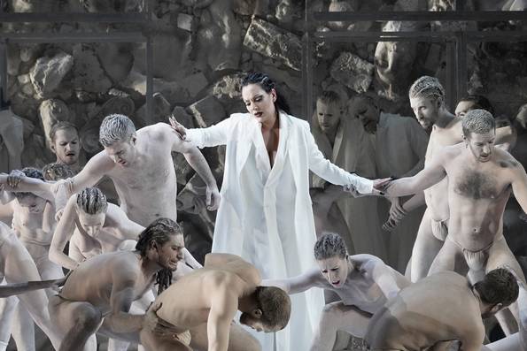 Кристина (А.Бартоли) в оперной картине с участием танцовщиков.  