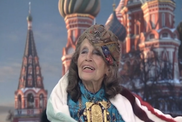 Лиза Сотилис - художница и подруга Р.Нуреева, на Красной площади в Москве.