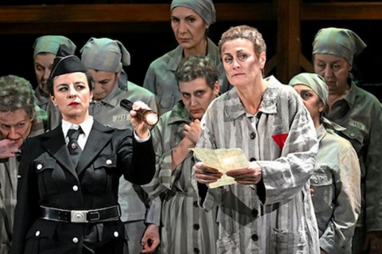 Справа Марта (Н.Стефанофф) читает записку по приказу Лизы (А.Морель).