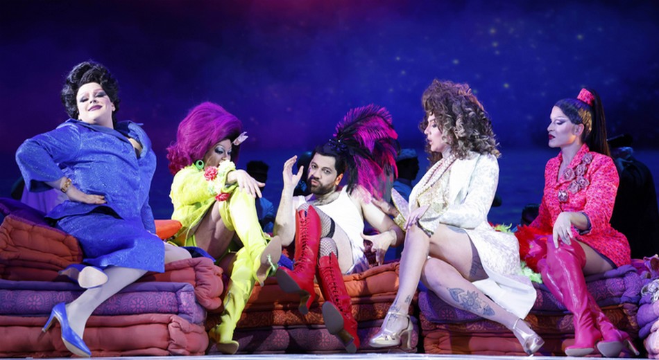 Мустафа (в центре) среди драг-квинов.