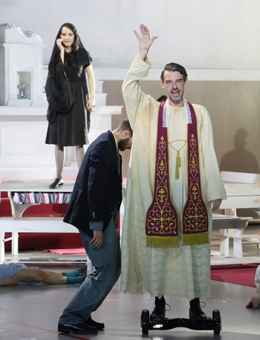 Второй выход: верховный жрец Гюаскар (Ф.Лис) на гироскутере