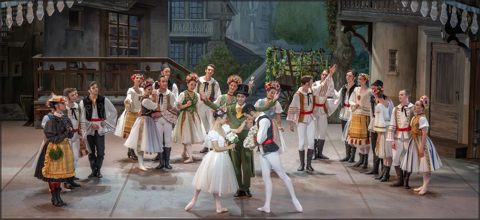 Третий акт: в центре Бургомистр (М.Канеко) вершит свадебный обряд. 