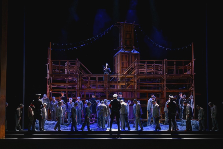 Узники на плаце в концлагере Освенцима.