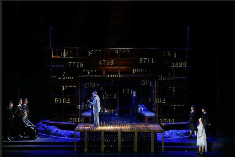 Тадеуш (М.Тимошенко) играет на скрипке, справа рыдает Лиза (А.Морель).